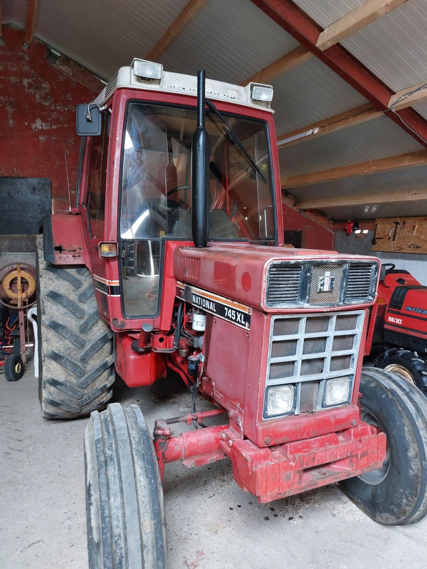 international-745-xl-tractor-stuitert-tijdens-rijden