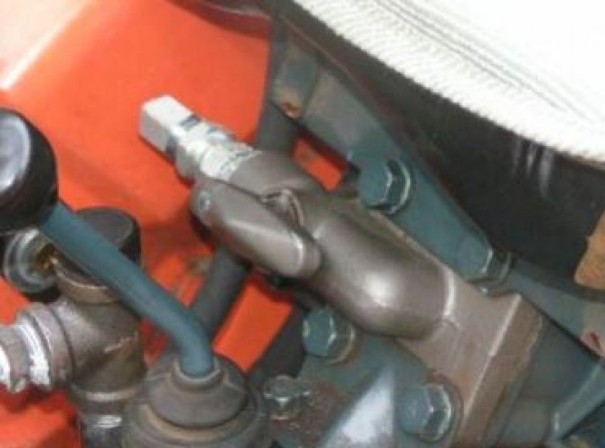 kubota-b6000-hydrauliek-leidingen-directional-control-valve