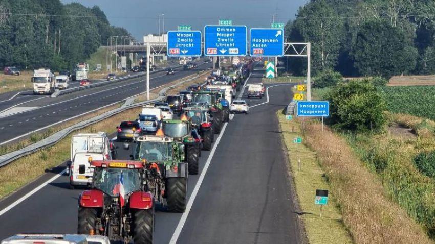 Boeren Massaal Over De Snelweg Naar Actiedag In Stroe