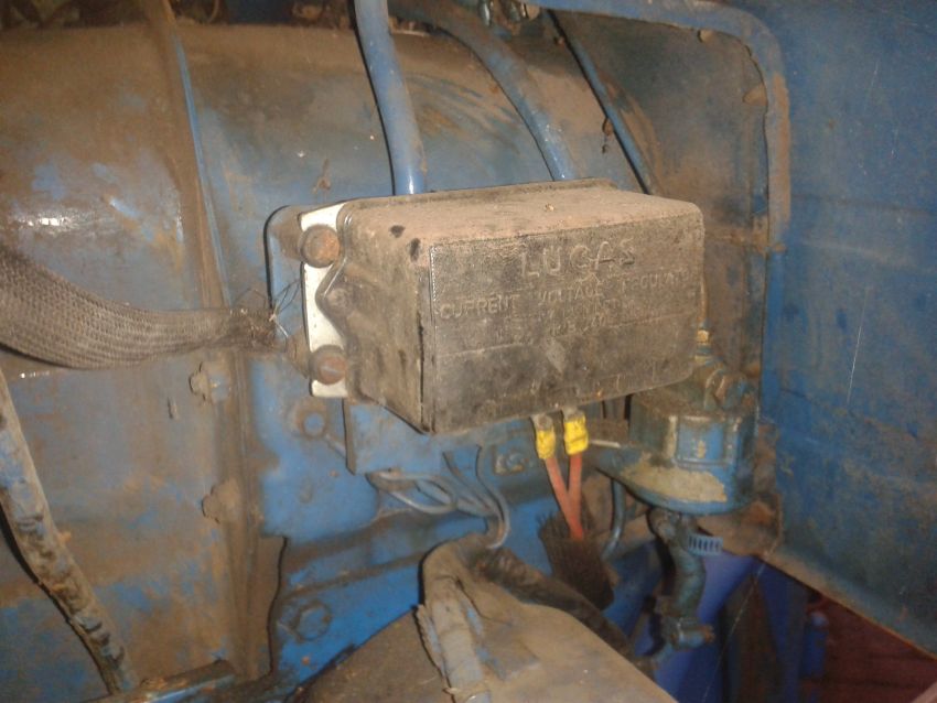Ford 2000 Aansluiten dynamo en spanningsregelaar