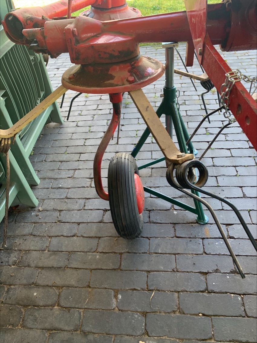 Shudder Support - Support for the shudder during wheel removal.