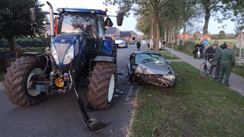 Tractor Rijdt Deur Uit Auto Bij Botsing