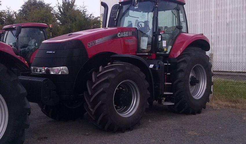 Case IH Magnum 235