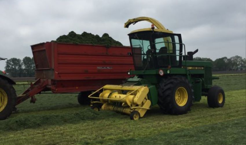 John Deere 5820
