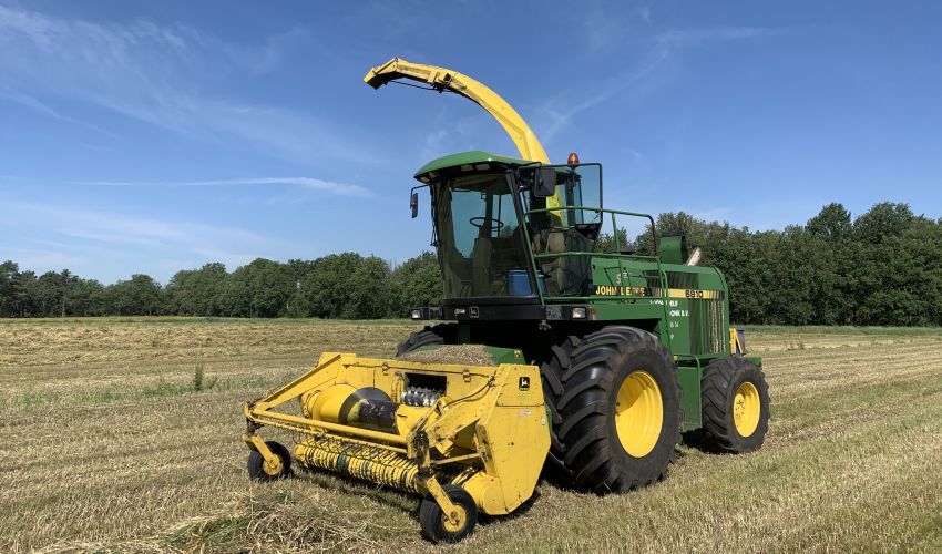 John Deere 6810