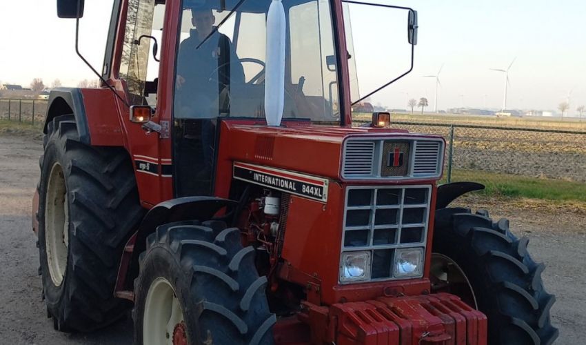 International 844 XL