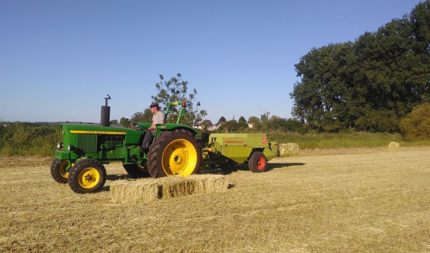 John Deere 2120