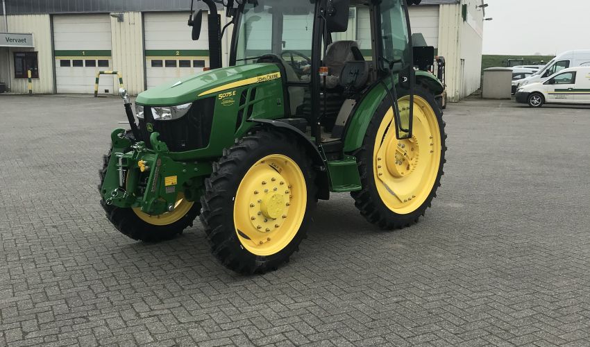 John Deere 5075E