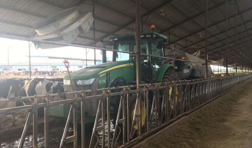 John Deere 8235R