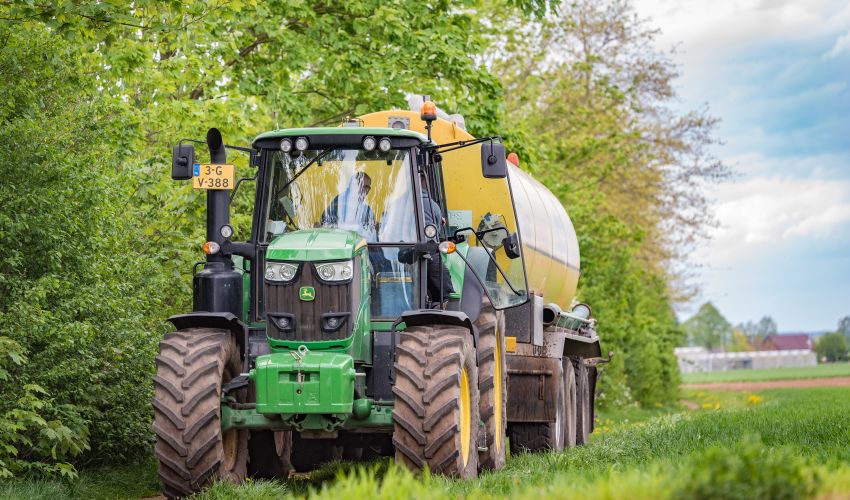 John Deere 6195M