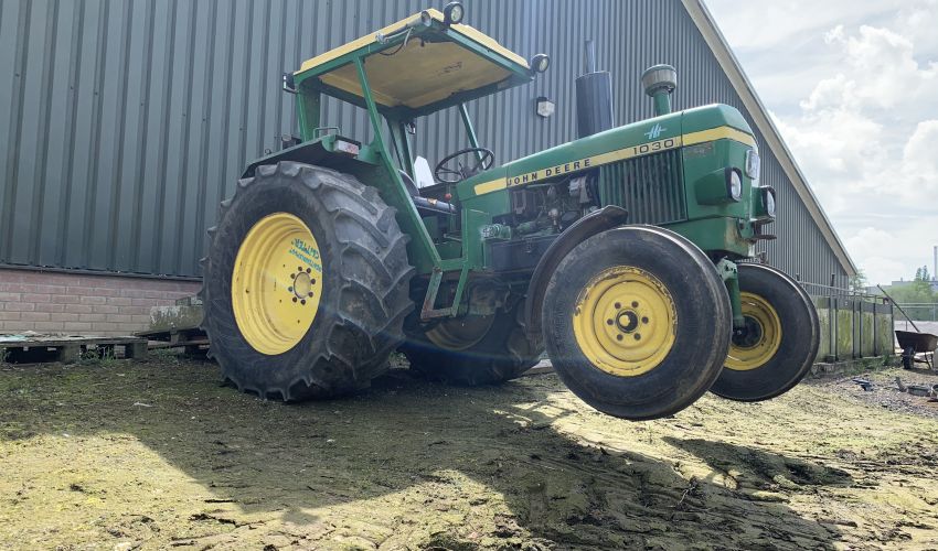 John Deere 1030