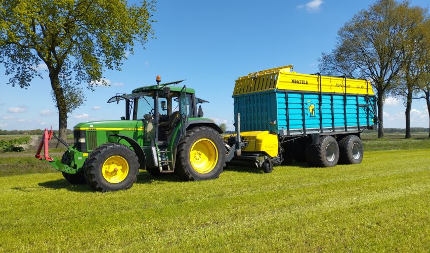 John Deere 6610