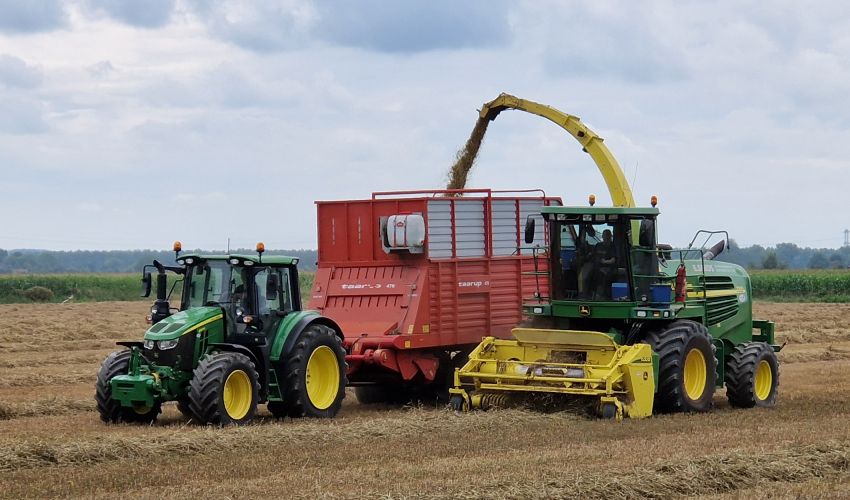 John Deere 7300
