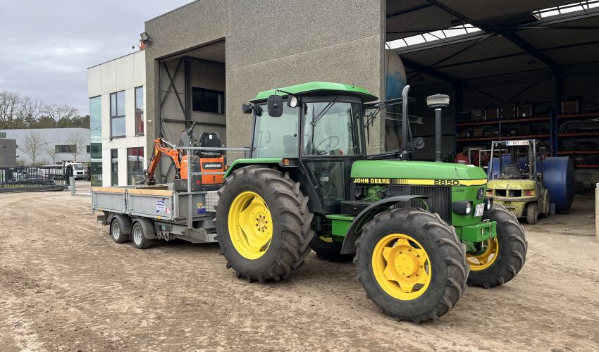 John Deere 2850