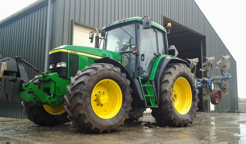 John Deere 6810