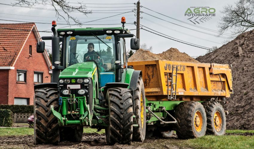 John Deere 8245R