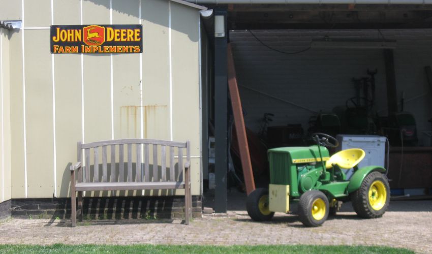 John Deere 110
