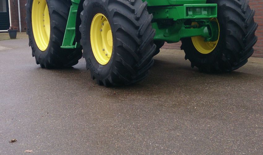 John Deere 6100MC