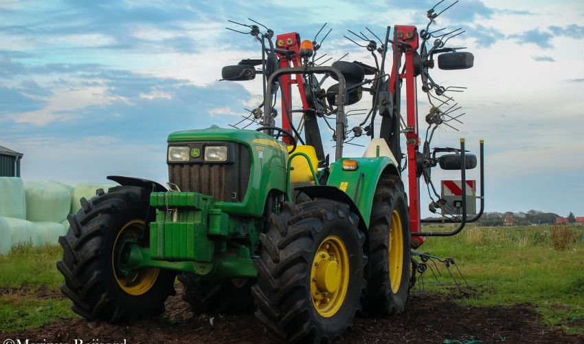 John Deere 5055E