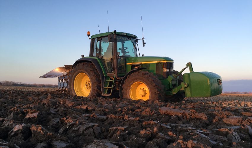 John Deere 6810