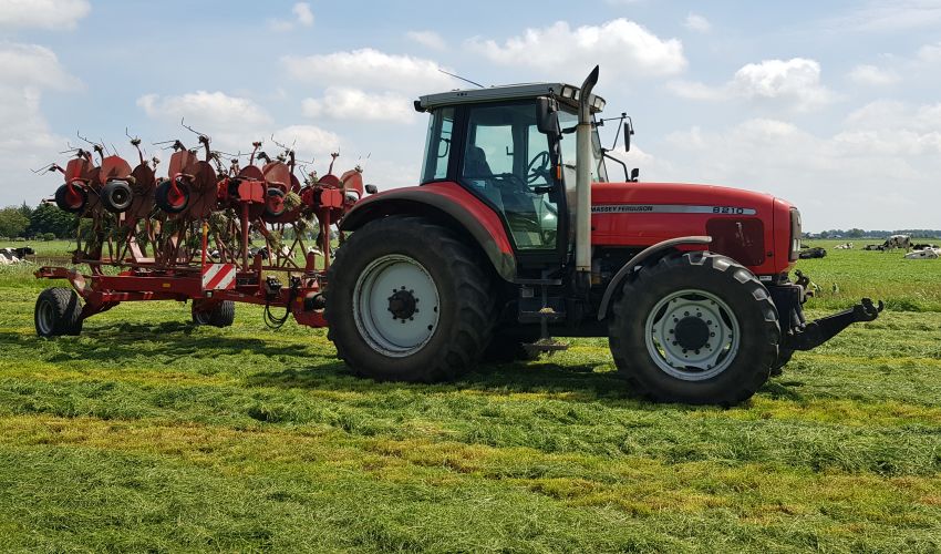 Massey Ferguson 8210
