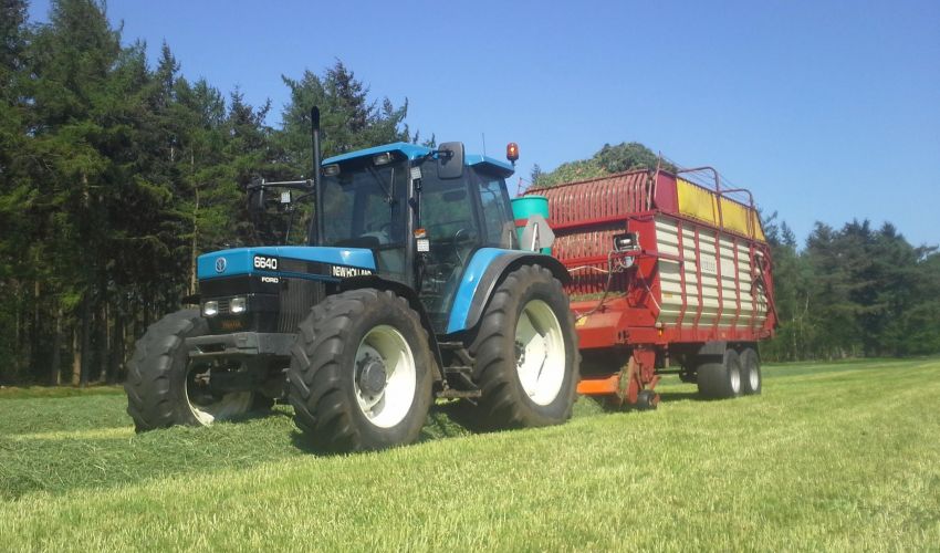 New Holland 6640