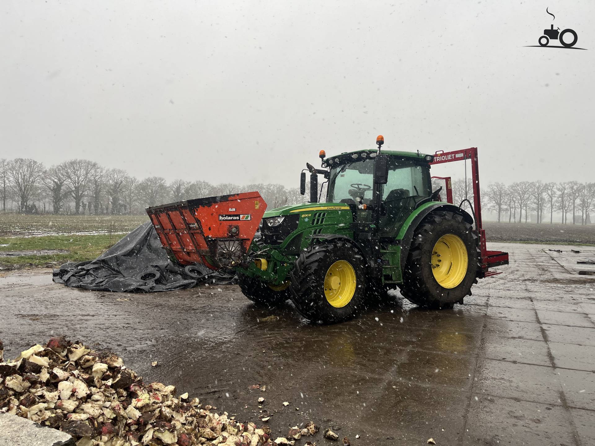 winterklusjes-met-de-john-deere-6130r-en-bietenbak-achter-de-310