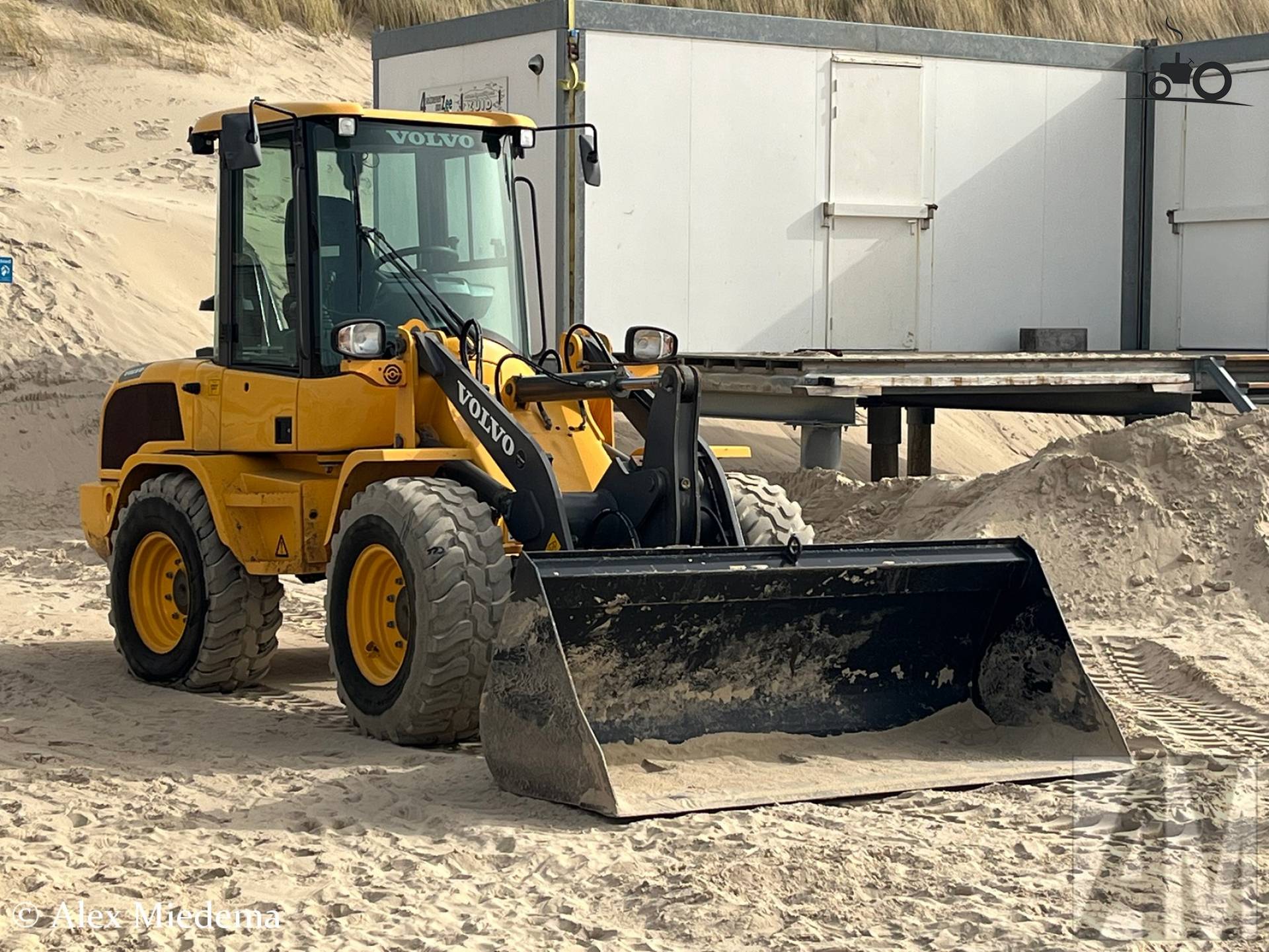 Volvo Shovel op Noordzeestrand bij Bergen aan Zee