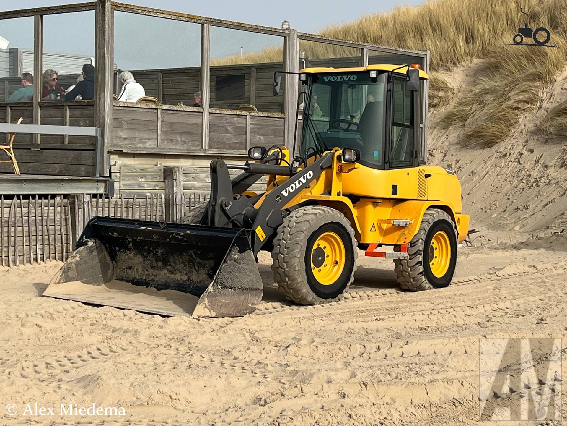Volvo Shovel op Noordzeestrand van Bergen aan Zee