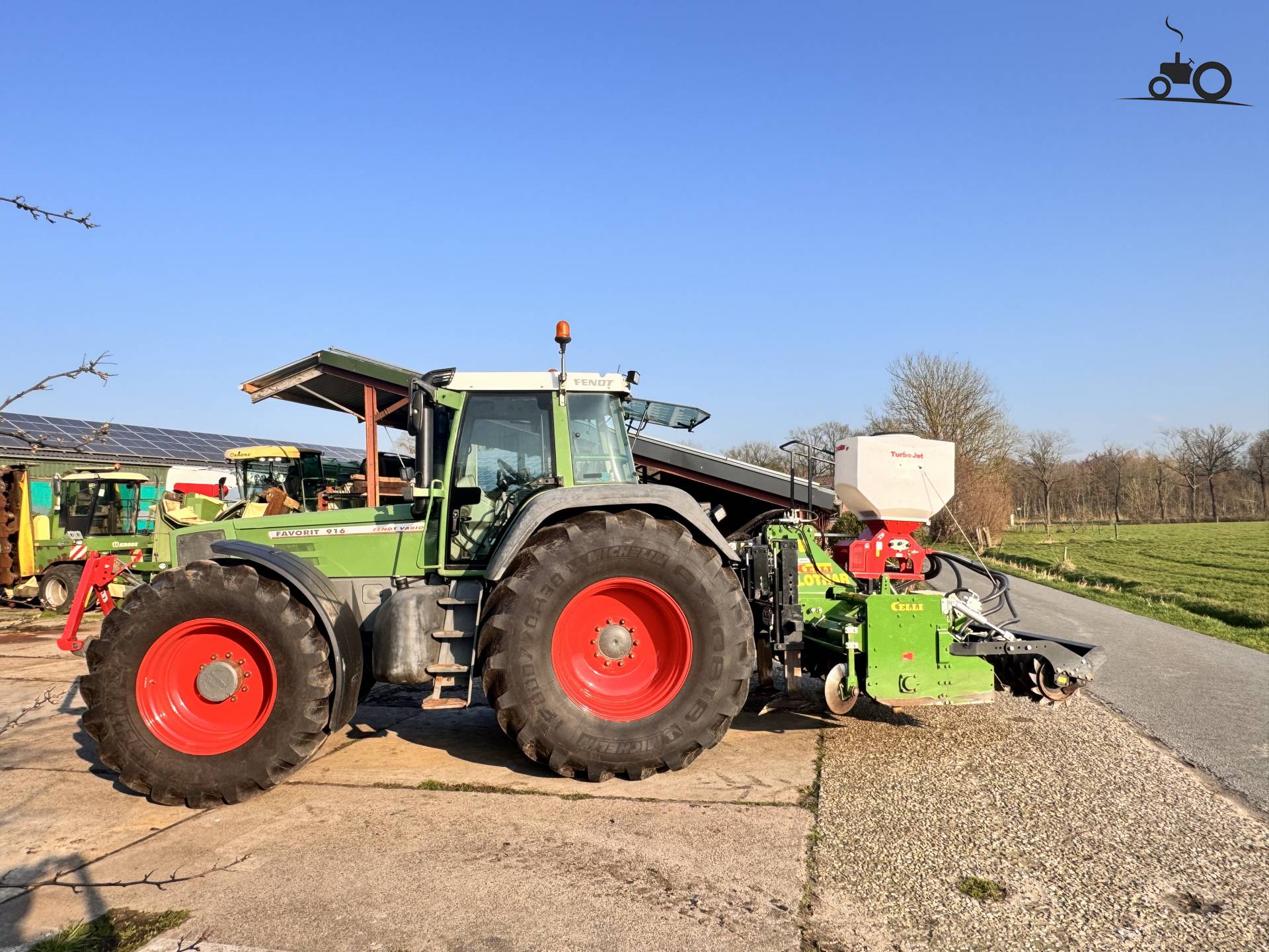 Ensemble de machines pour la rénovation des prairies avec un Fendt 916 ...