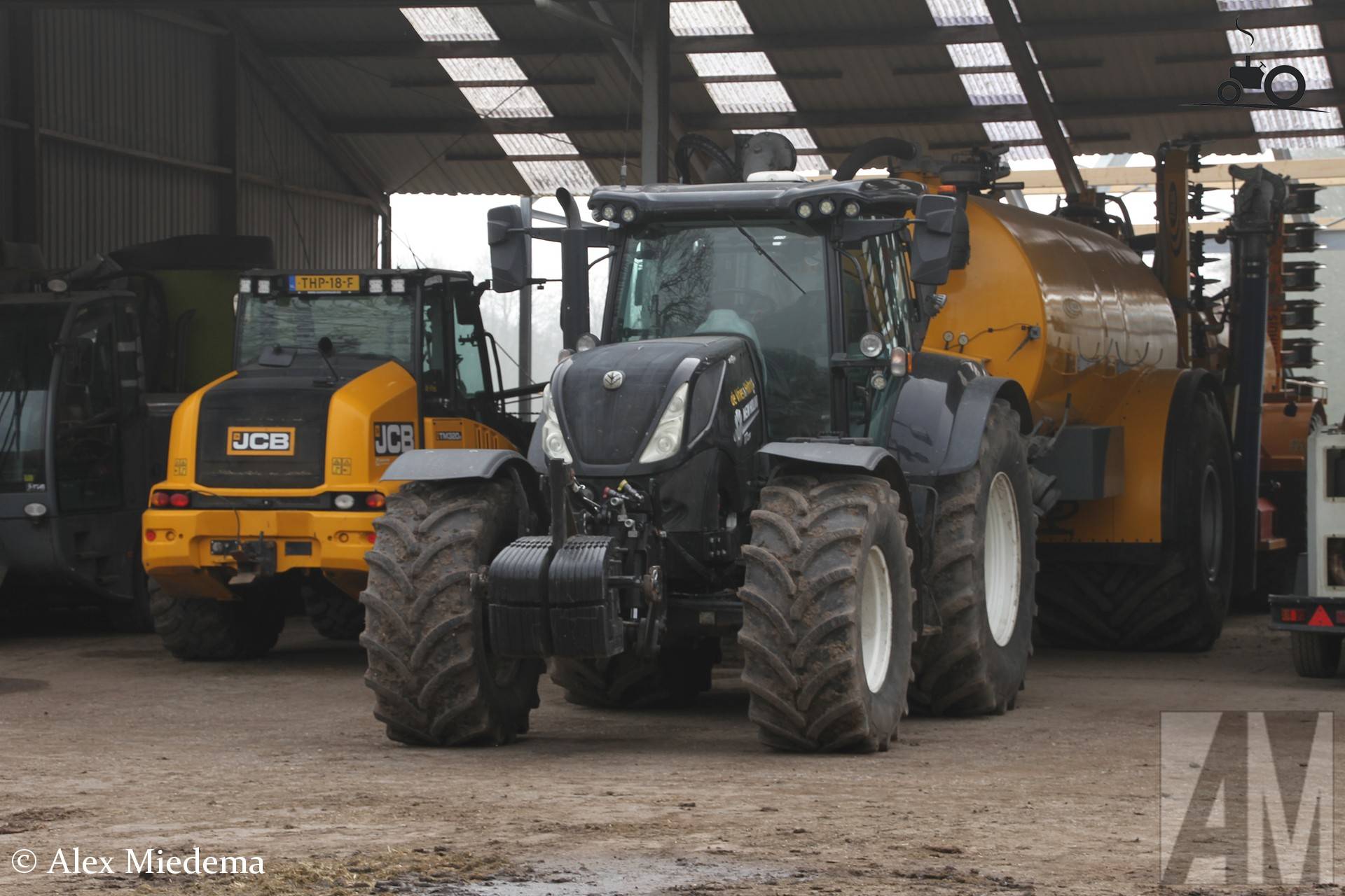 Zwarte New Holland T 7.230 van De Vries & Holtrop