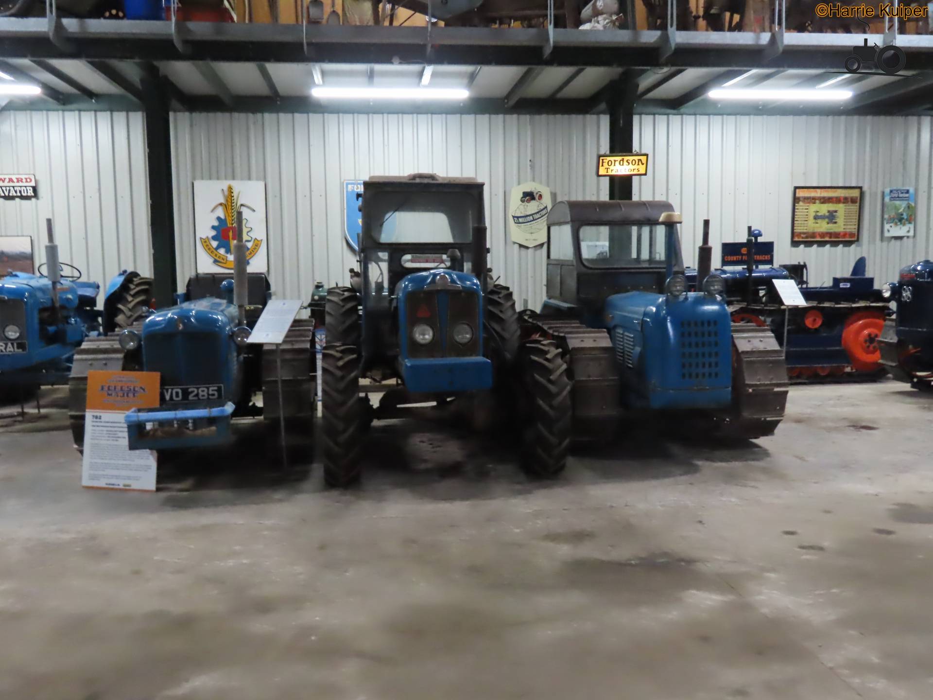 Landbouwbedrijf met John Deere en Ford County machines