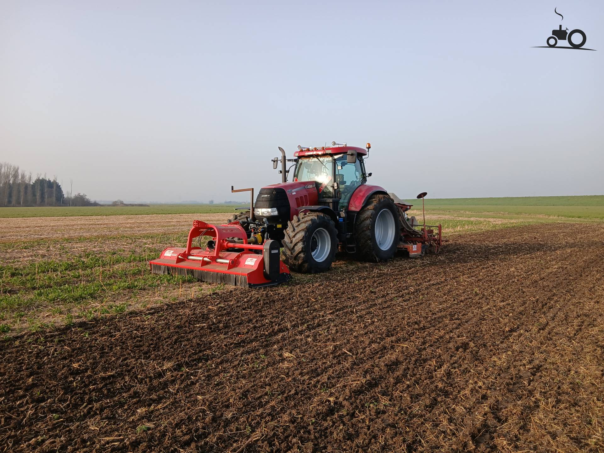 Case IH Puma 160 CVX met klepelmaaier en zaaimachine