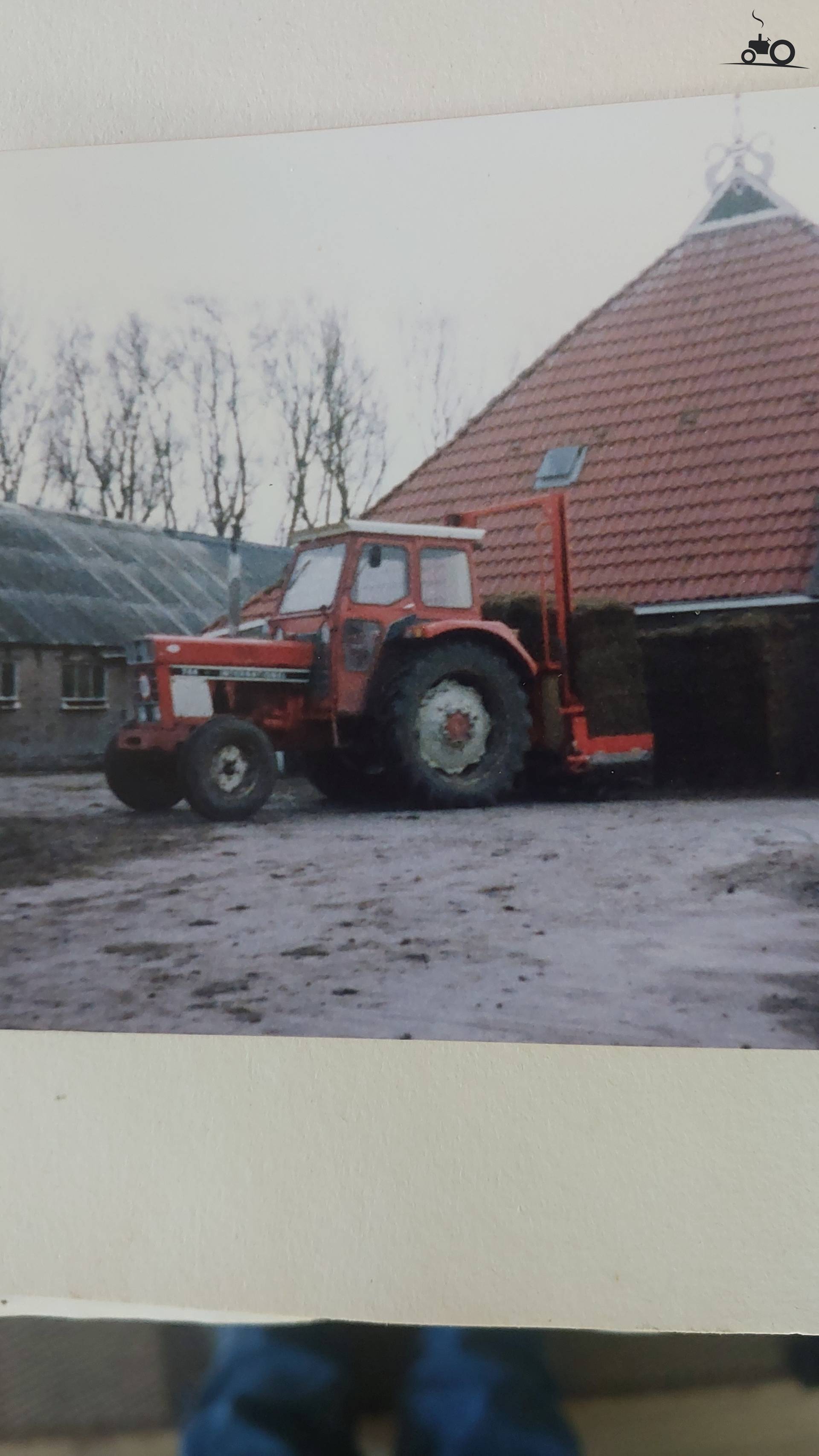 Picking up silage blocks with the International 744