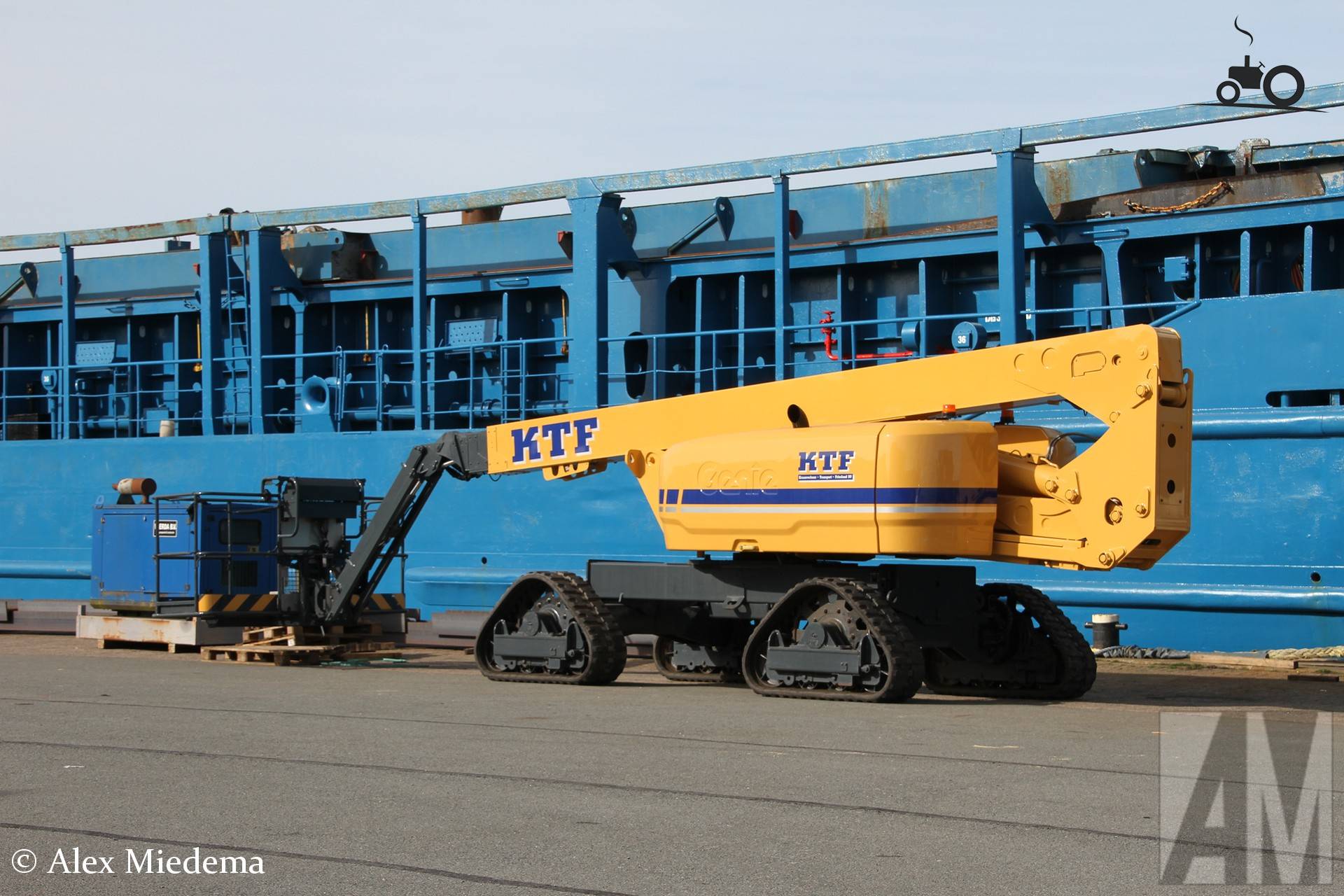 Genie rupshoogwerker in zeehaven Harlingen