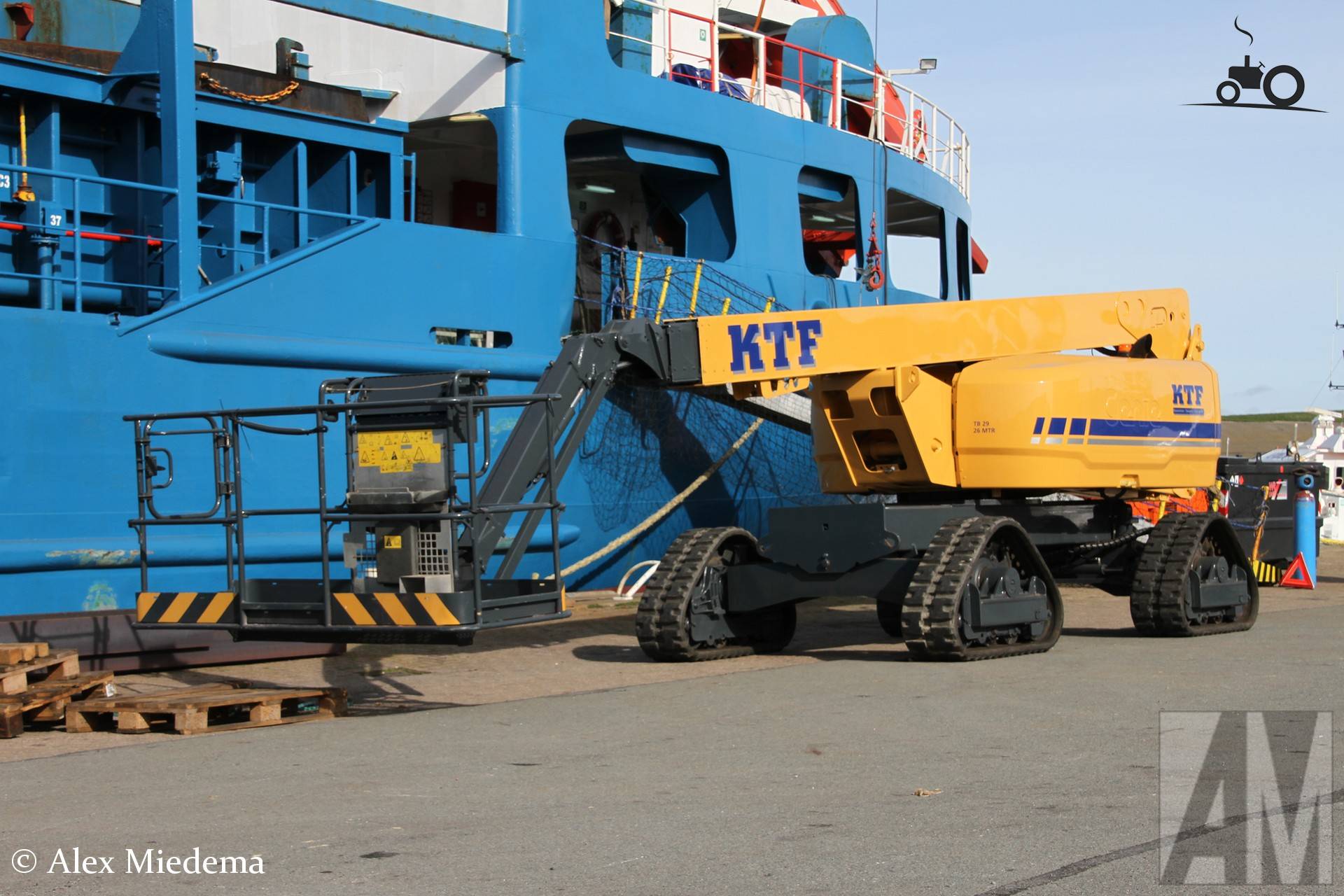 KTF Genie hoogwerker in Harlingen haven