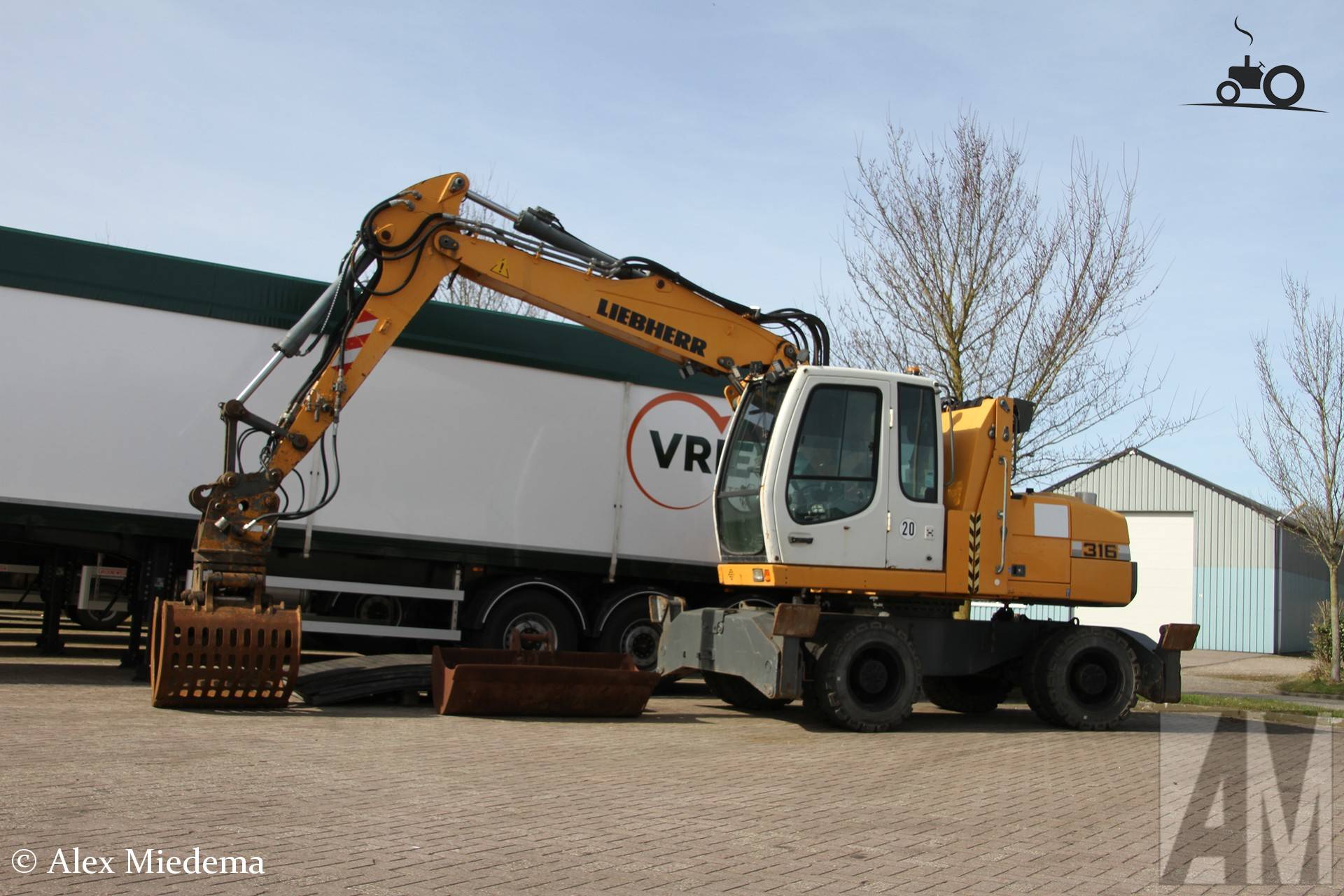 Liebherr 316 bij Vrieswijk Minnertsga