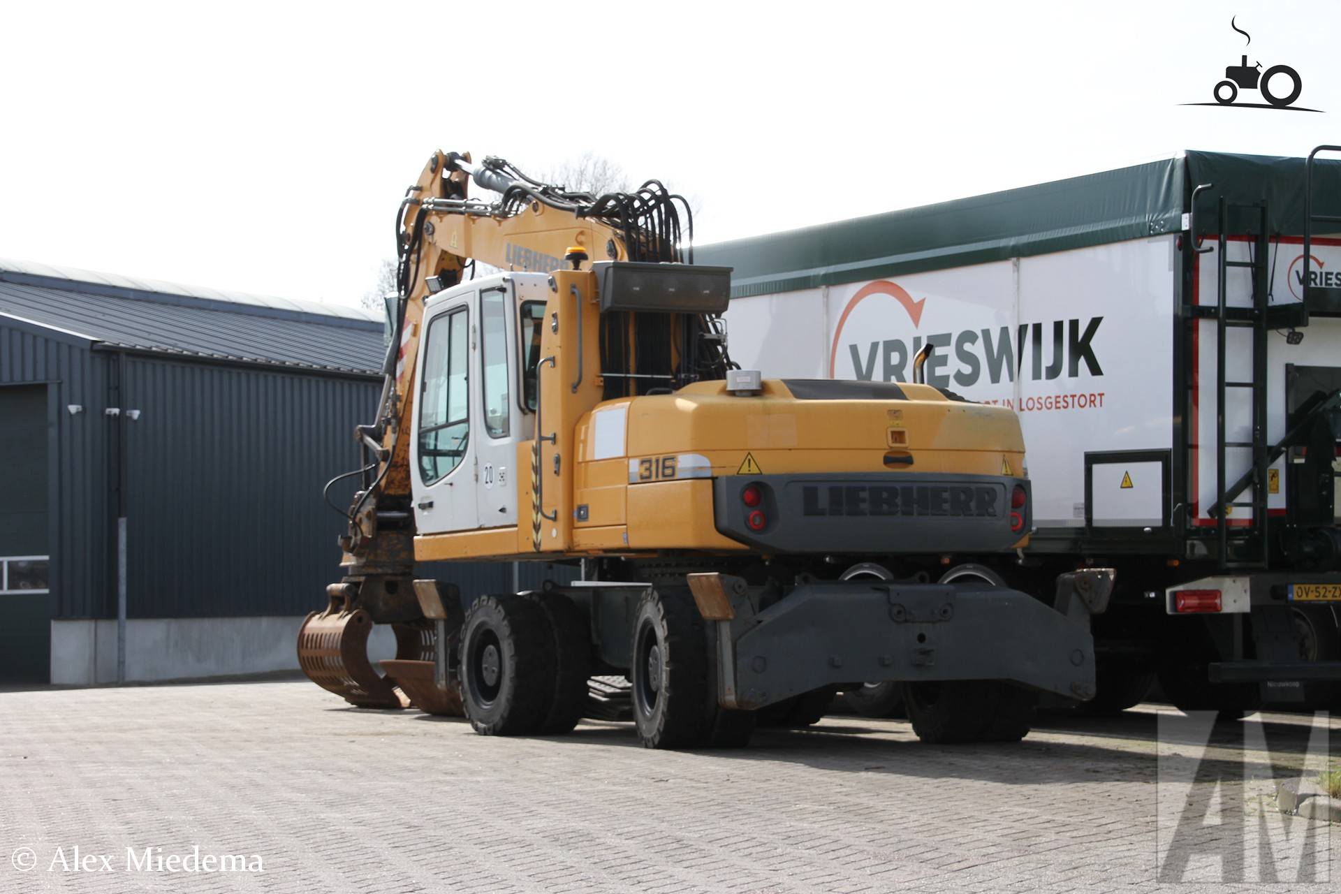 Liebherr 316 bij Vrieswijk Minnertsga