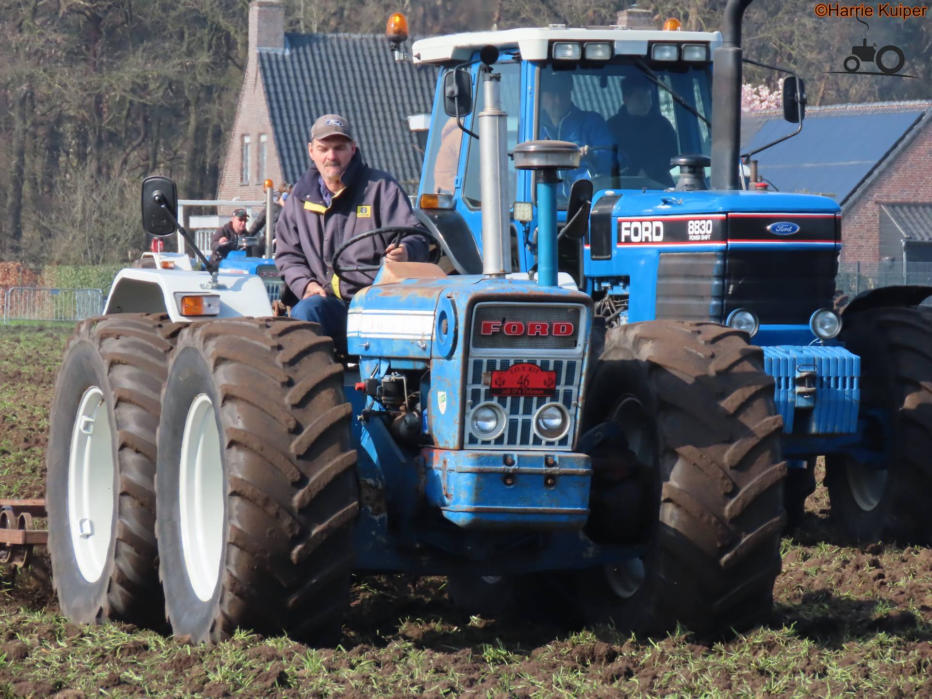 Ich arbeite an einer Ford County 754 Maschine.