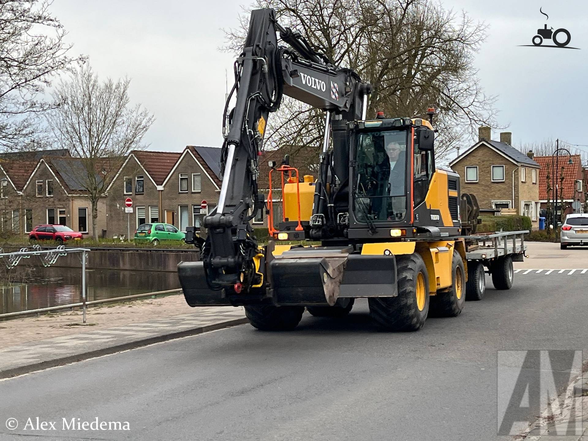 Volvo EW180E met aanhangwagen op Goede Vrijdag