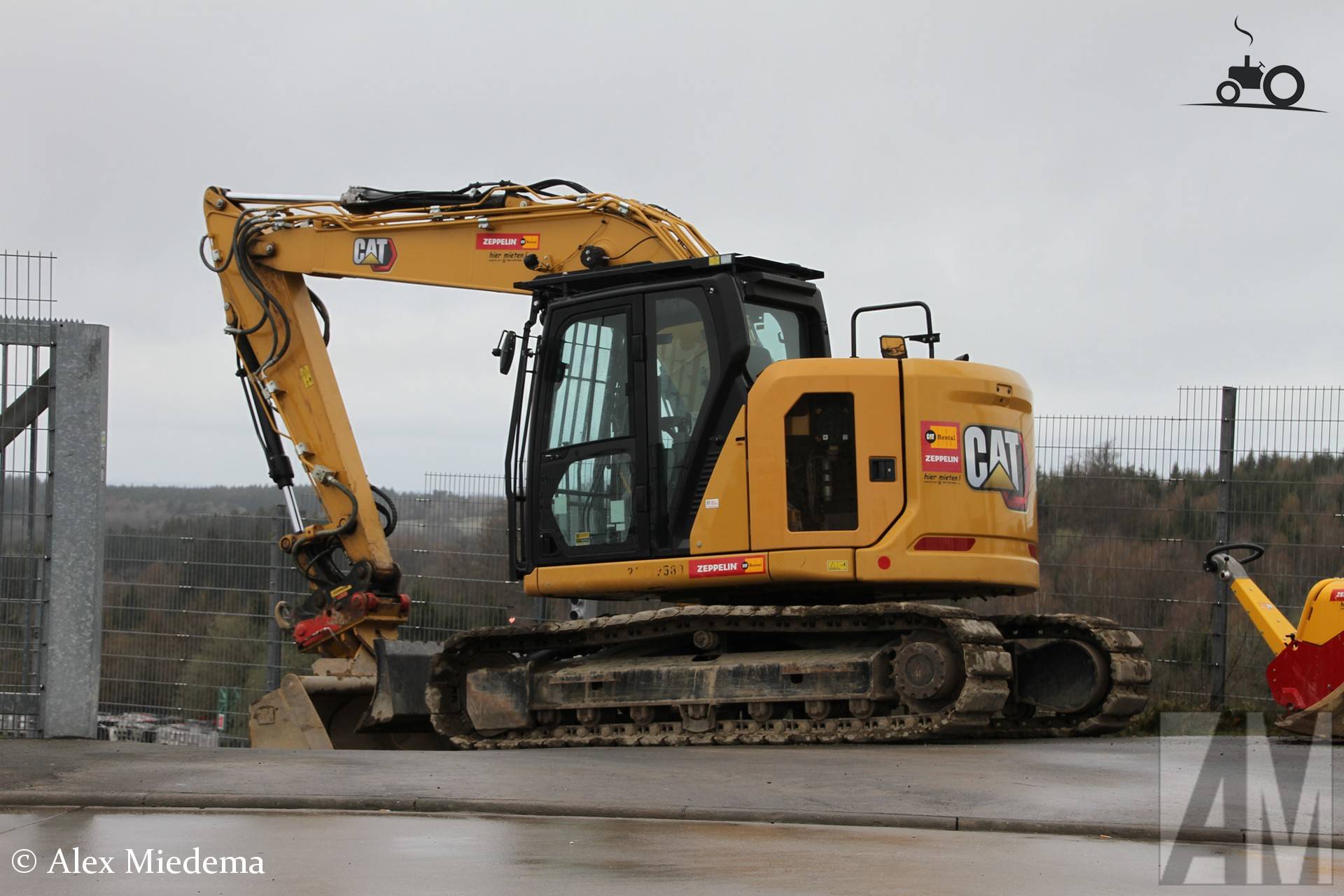 Graafmachine van Zeppelin (Cat Rental) langs het GP circuit van Nürburg