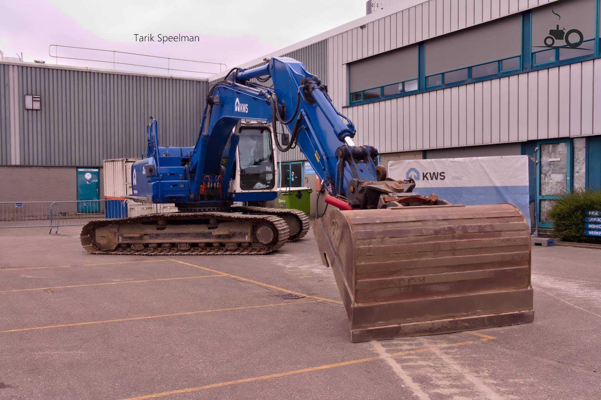 Liebherr graafmachine bij KWSS in Dordrecht