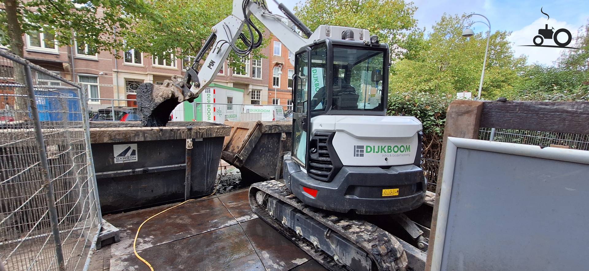 Bobcat E55 van Dijkboom aan het werk in Amsterdam
