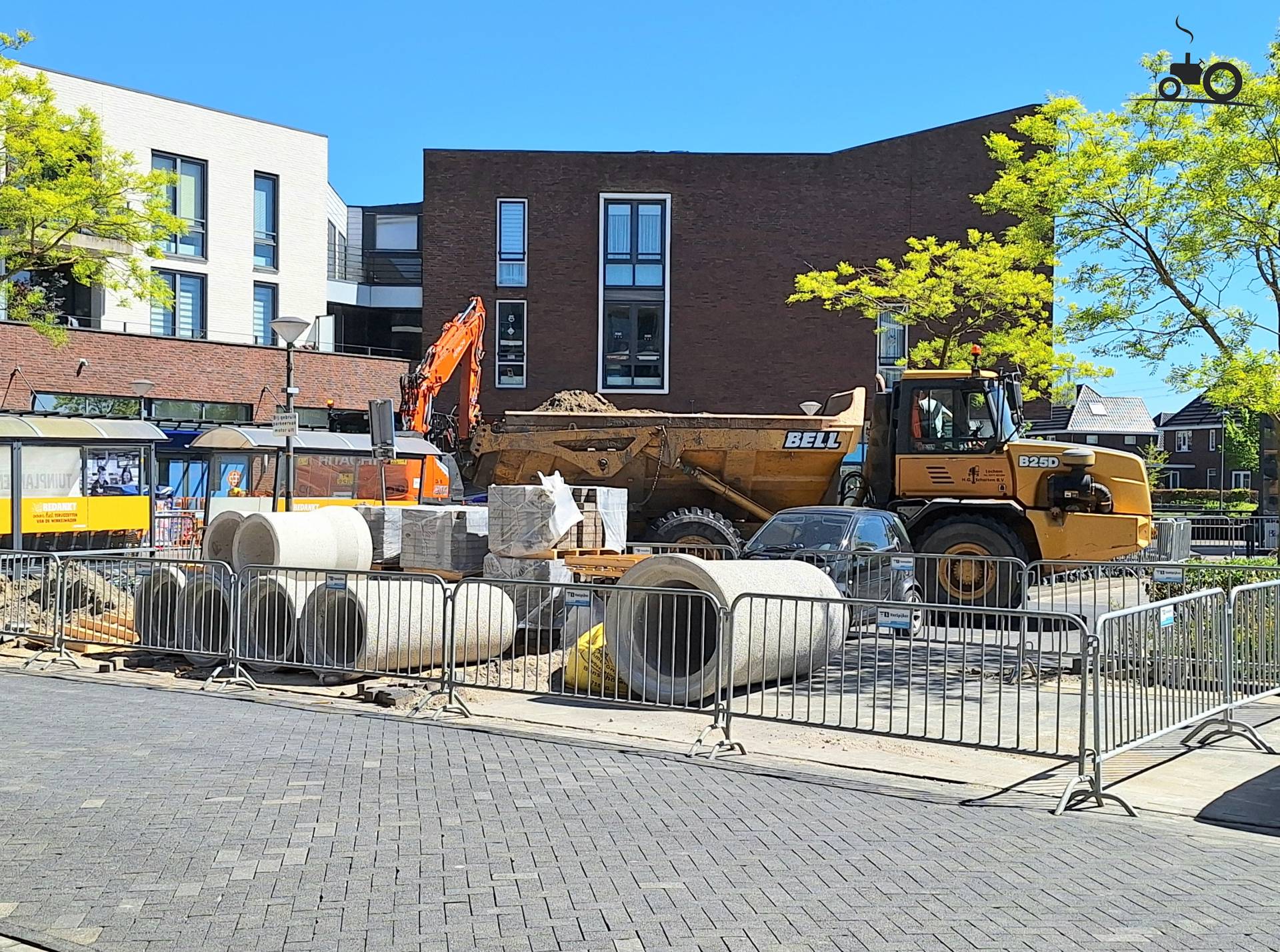 Bell B25D bij rioleringswerk in Leesten-Oost