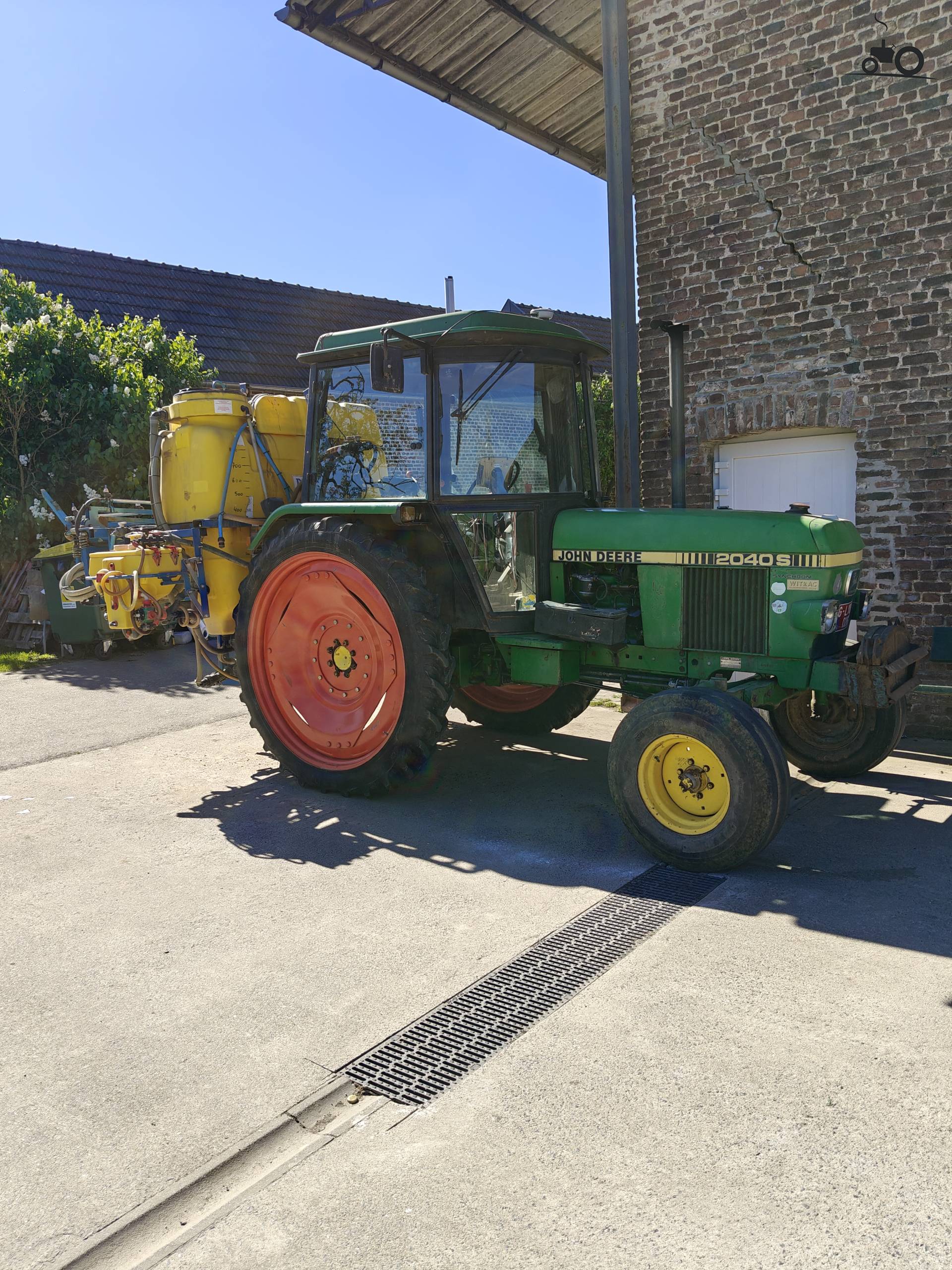John Deere 2040 S with row-crop wheels