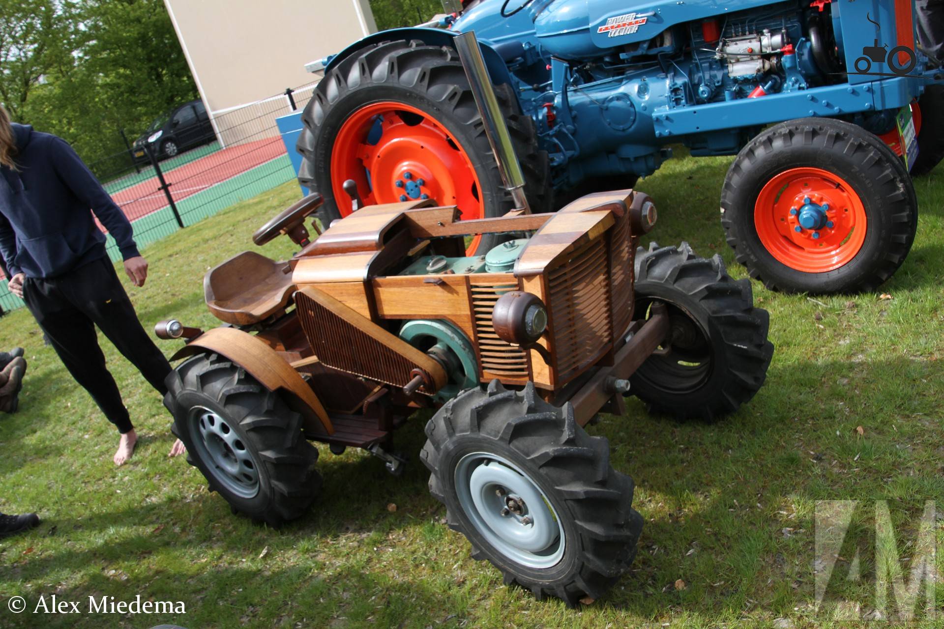 Houten tractor op Oldtimerdei Minnertsga