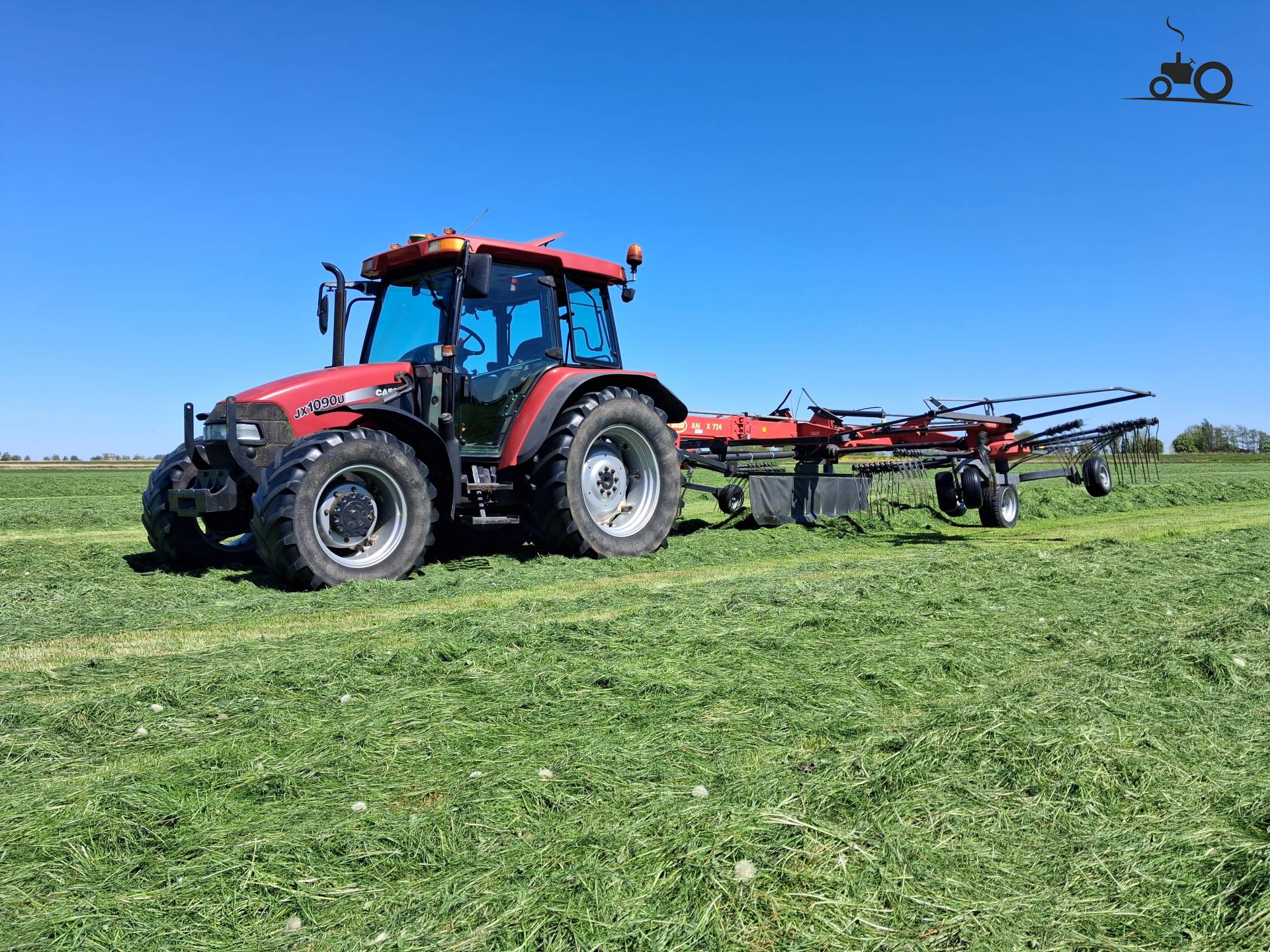 Case IH JX 1090 U met Andex 724 hark
