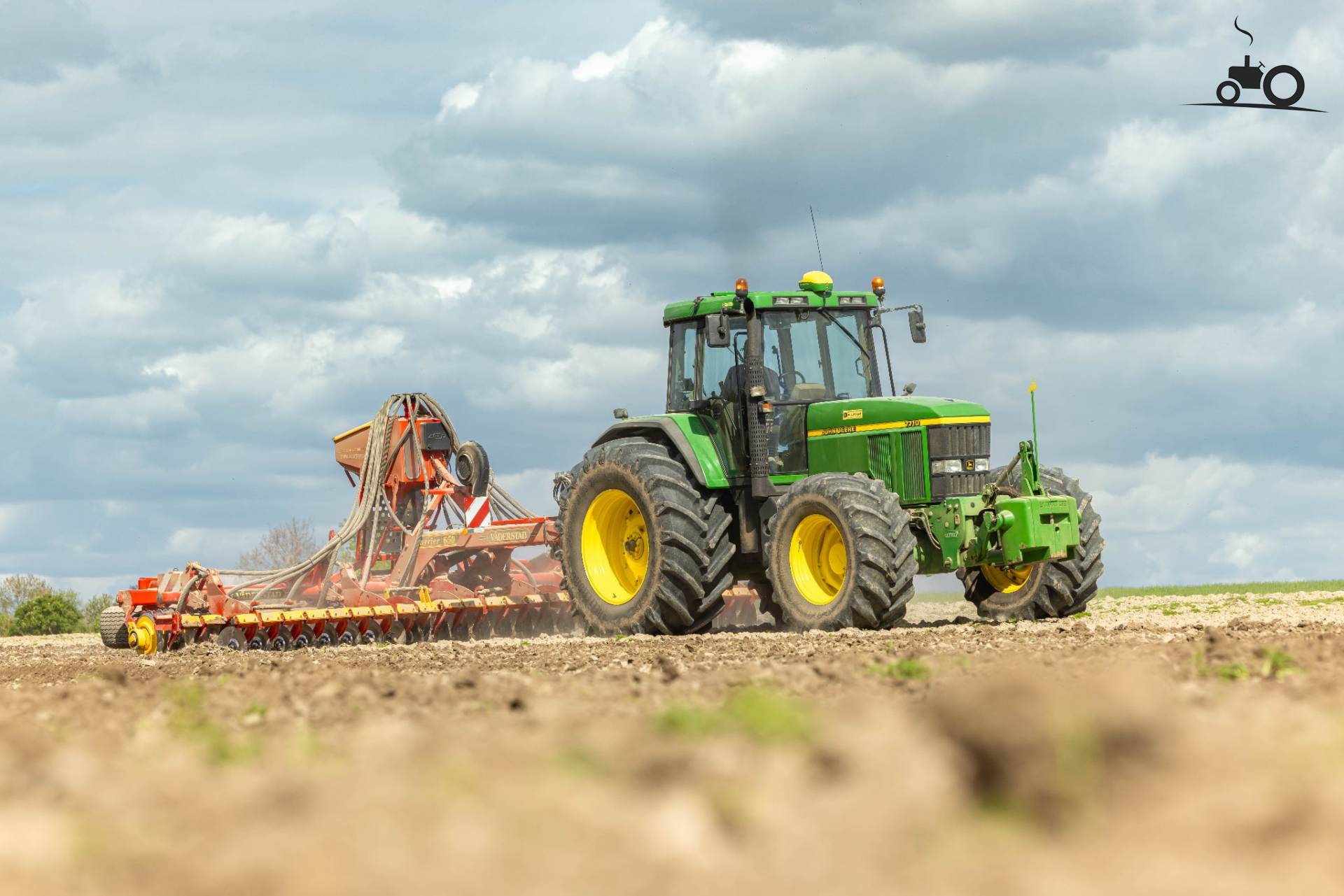 John Deere 7710 met Vaderstad Carrier op land