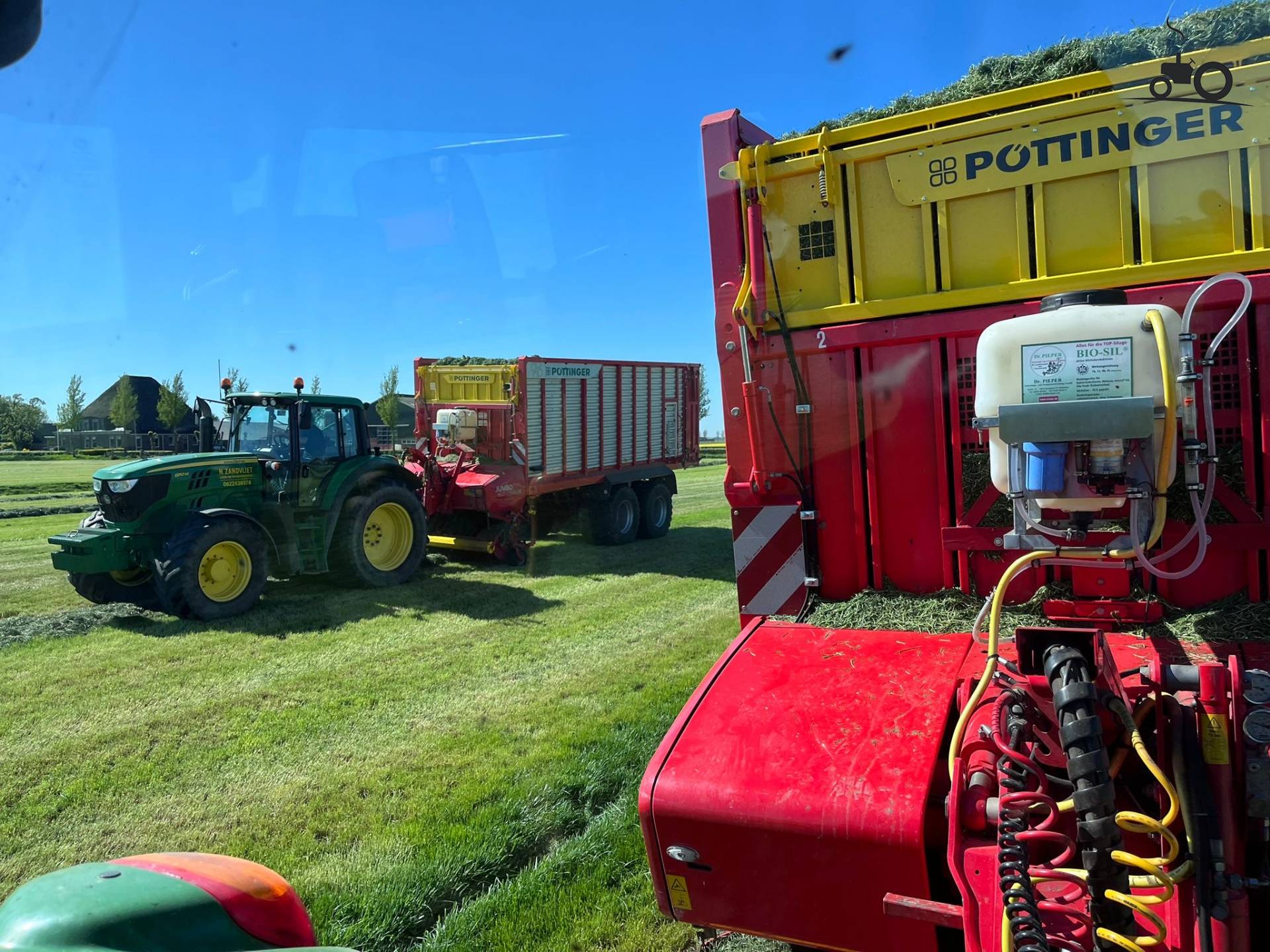 John Deere en Pottinger machines in het gras