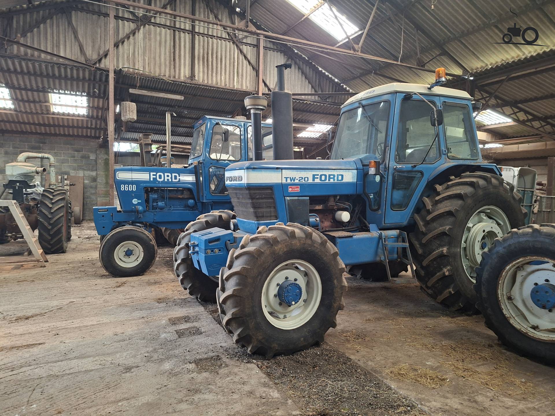 Ford TW 10 met 8600 op de achtergrond